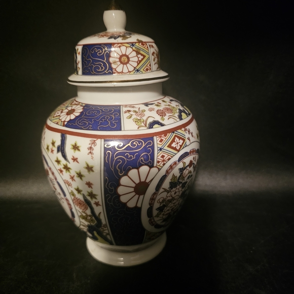 Vintage Imari Empress Ginger Jar Lovely Colorful Floral Design 8.5